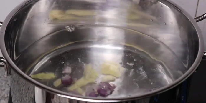 Boil the skin: Boil water in a pot, add ginger and shallots, then pig’s skin, pig's ears, and pig's nose. Add salt and lemon juice for whiter and cleaner skin. Boil for about 20 minutes, stirring occasionally.