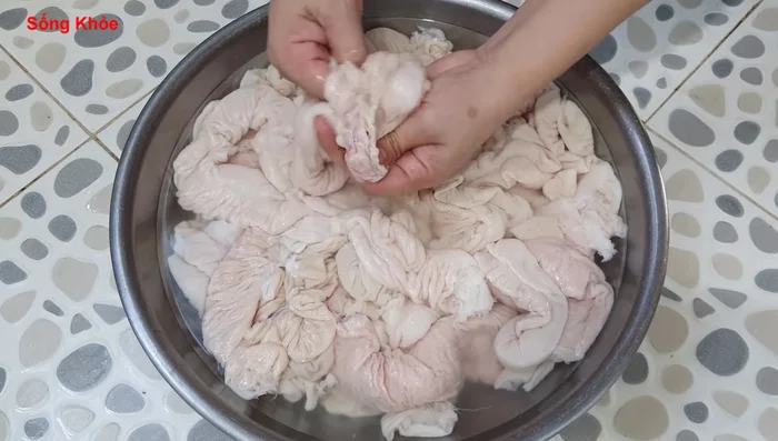 Turn the intestines inside out to remove any dirt (122.369, 132.09).