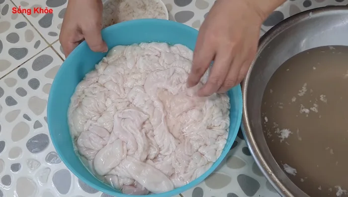 Clean the intestines again by turning them inside out (155.09).
