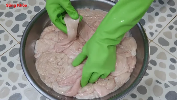 Wash pork intestines thoroughly with salt water several times (19.55). Cut into pieces (24.08).