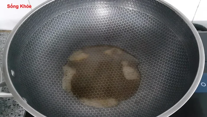 Add fish sauce (or cooking wine) to the cleaned intestines (250.49).