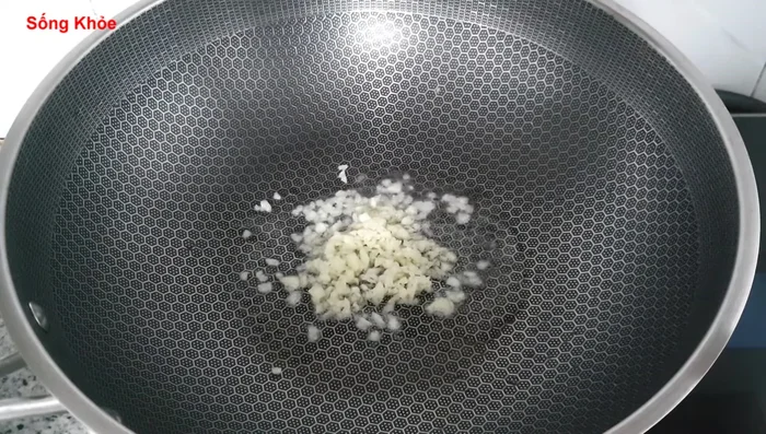 Stir-fry minced garlic until fragrant (333.7), then add the intestines and stir-fry (344.29).