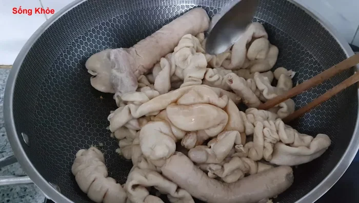 After two days, add spices (fish sauce, MSG, sugar, soy sauce, five-spice powder, pepper, annatto powder, and garlic) (360.169).