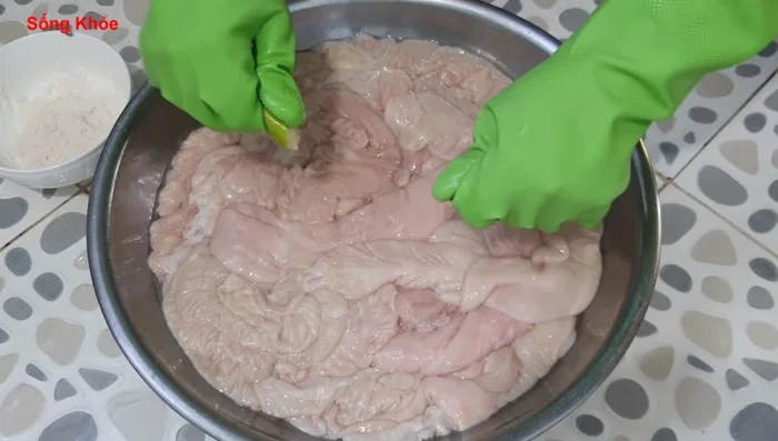 Soak intestines in a mixture of half the lime/lemon, and half the salt for half a day (49.34, 76.369).