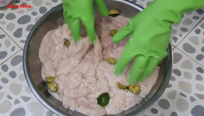 Add the remaining salt and lime/lemon, then thoroughly rinse the intestines (81.64).