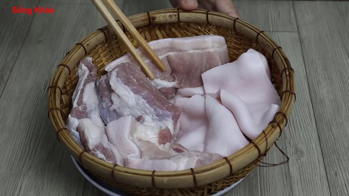 Prepare the pork and pork skin: Scrape and wash the pork skin thoroughly and let it drain.