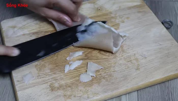 Prepare the pork skin: Let the boiled pork skin cool. Remove excess fat and slice thinly.