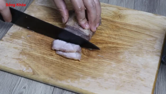 Cut the cooked pork into small pieces.