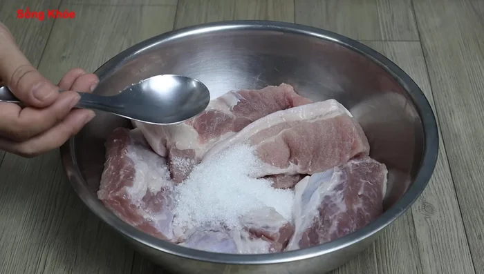 Marinate the pork: Combine the pork with sugar, fish sauce, seasoning powder, minced garlic, and shallots. Mix well and marinate for 20 minutes.