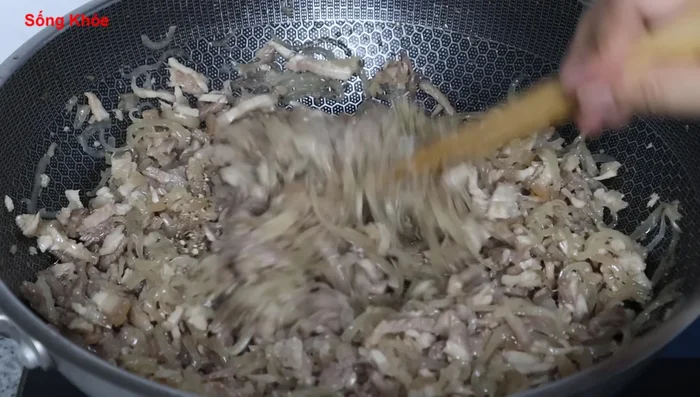 Season and mix: Add pepper, stir well, and turn off the heat.