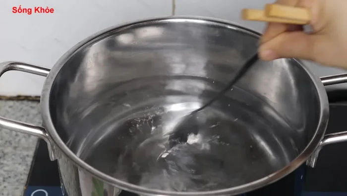 Boil the pork skin: Boil water in a pot with a little salt. Add the pork skin and boil for about 15 minutes until soft and tender.