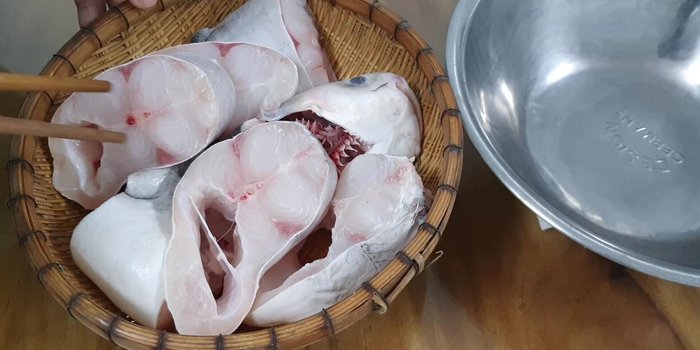 Cut the fish open. The middle part will be braised, and the head and tail can be used for other dishes (like sour soup).