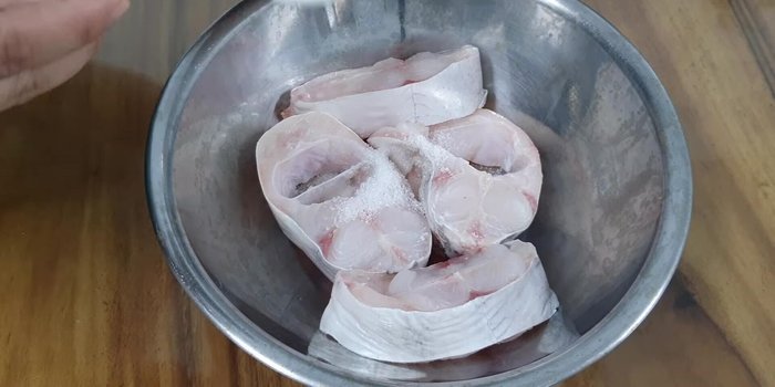 Marinate the fish: Mix the fish with MSG, seasoning powder, fish sauce, chopped green onion, pepper, chili, garlic, and shallots.