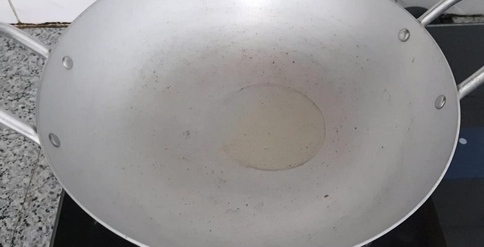 Heat cooking oil in a pan. Add minced garlic and shallots and fry until fragrant.