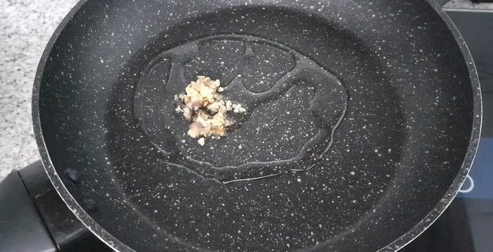 In a separate pan, heat a little cooking oil. Add the remaining fried garlic and shallots.