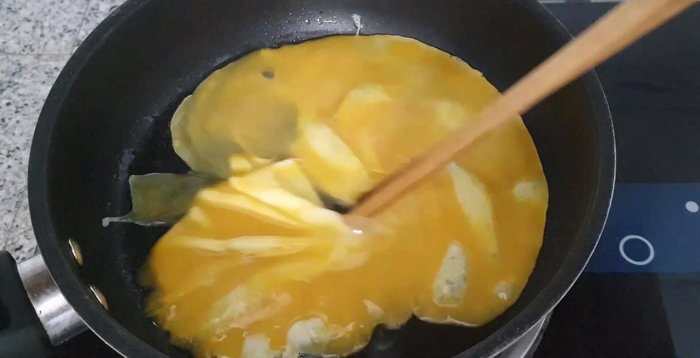 In another pan, add a little cooking oil. Add eggs and stir-fry until cooked.