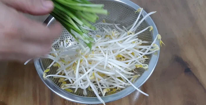 Wash and drain bean sprouts. Chop carrots, chives, and green onions.