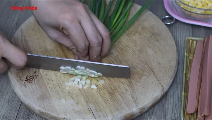 Cut the green onions, separating the top part for later stir-frying.