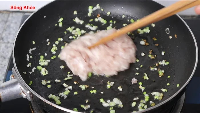 Stir-fry the minced pork over low heat until loose.