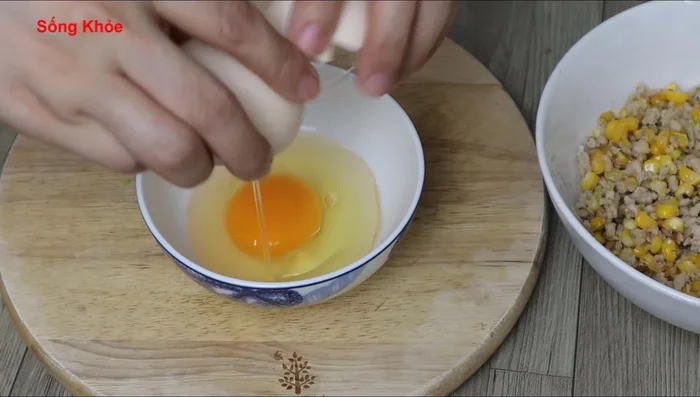 In a bowl, whisk the egg.