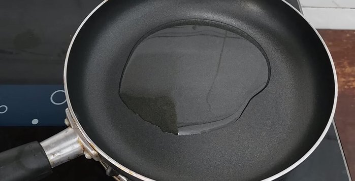 Heat cooking oil in a pan. Add garlic and fry until golden brown. Add lemongrass and fry until fragrant.
