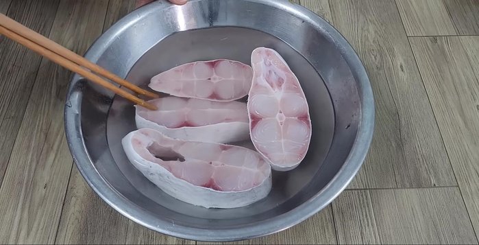 Mix two cups of water with a tablespoon of salt and add the fish to keep it fresh.