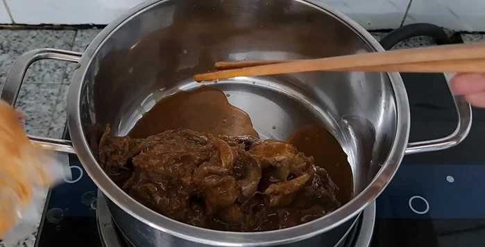 Combine fish sauce and linh fish sauce (150g each) in a pot. Add 600ml of water and cook until boiling to extract flavor.