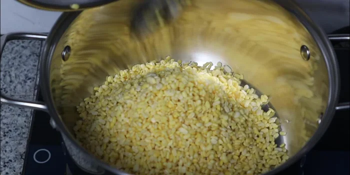 Cook the lotus seeds and green beans in 1.5 liters of filtered water until soft. Skim off any foam that forms.