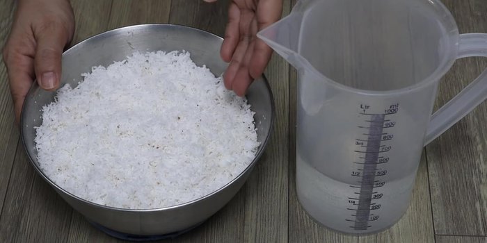 Squeeze the coconut milk from 400g of shredded coconut using 400ml of filtered water.