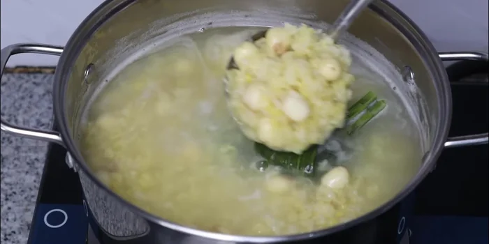 Add the cooked flour to the lotus seed and green bean mixture.