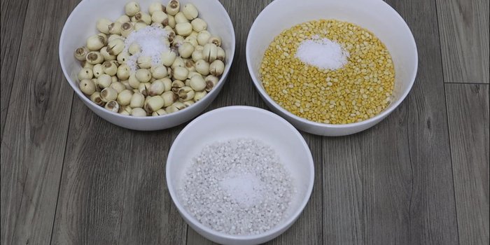 Wash the lotus seeds, green beans, and flour thoroughly.