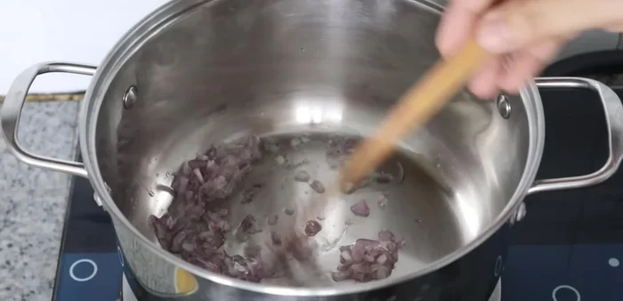 Sauté shallots in cooking oil until fragrant (141.14). Add and stir-fry the mushrooms (155.239).
