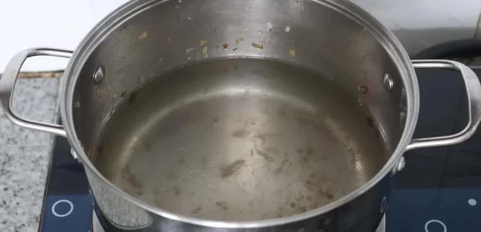 Add 1 liter of water to the pot (193.2). Add pineapple pulp and pieces for fragrance (199.08). Bring to a boil (209.9).