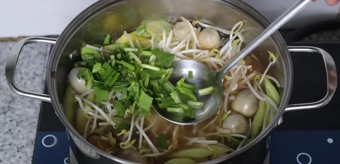 Add coriander and chili for fragrance and flavor (368.24). Turn off the heat (375.259).