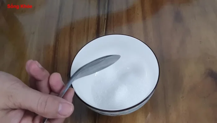 Prepare the fish sauce for dipping: Mix fish sauce (3 tablespoons), sugar (3 tablespoons), and vinegar (1 spoon).