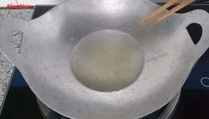 Prepare the scallion oil: Heat cooking oil (3 tablespoons), add green onions, and stir-fry until fragrant. Remove from heat.