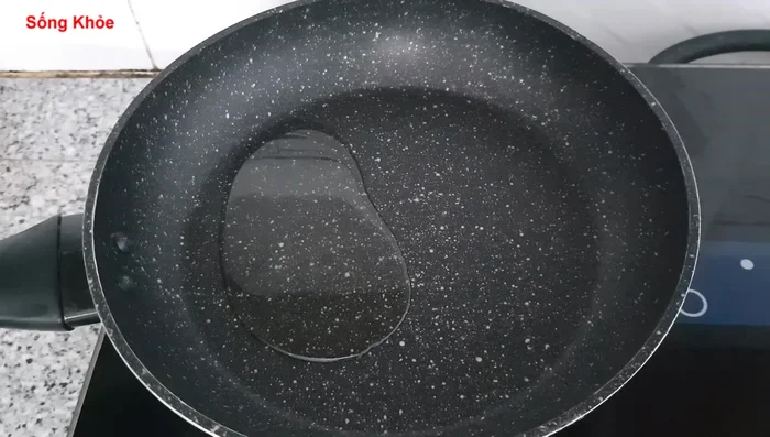 Heat a wok or frying pan with a little cooking oil. Add the remaining minced garlic and sauté until fragrant.