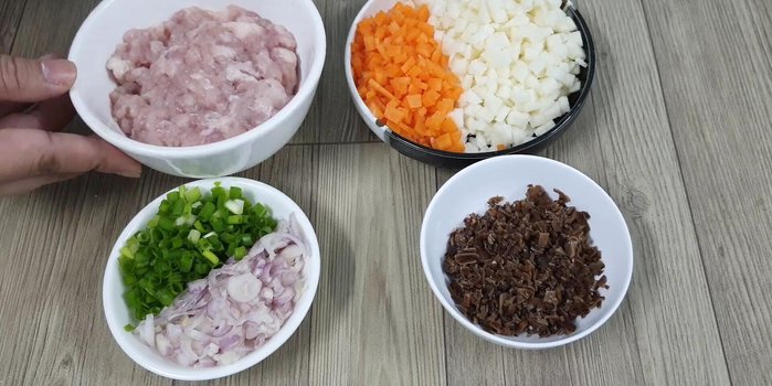 Prepare the filling: Chop pork, cassava, wood ear mushrooms, shallots, and green onions. In a bowl, combine the chopped ingredients with salt, sugar, and other seasonings. Marinate for 10 minutes.(114.85)