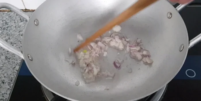 Cook the filling: Heat oil in a pan. Sauté shallots until fragrant. Add pork and stir-fry until cooked. Add cassava, carrots, and mushrooms. Stir-fry for 2 minutes. Finally, add green onions. (254.92)