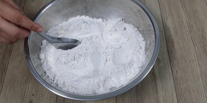 Make the dough: Combine sticky rice flour and rice flour. Gradually add hot water, mixing until a smooth dough forms. Cover and let it rest. (20.31)