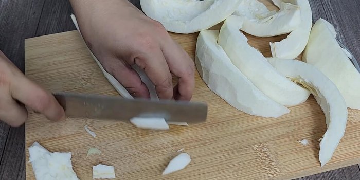 Remove the soft core from the pomelo pulp and cut it into small, bite-sized pieces.