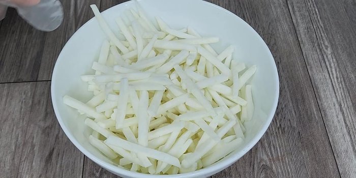 To remove bitterness, mix the pomelo pulp with salt, let it sit for 5 minutes, rinse thoroughly, and blanch in boiling water for 1 minute.