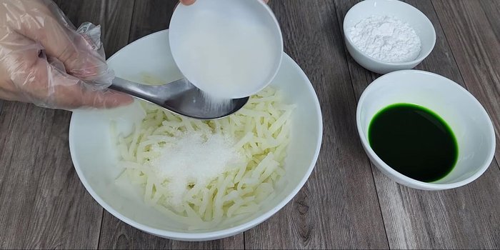 Drain the pomelo pulp. Mix 40g sugar, 30g tapioca starch, and 2 tbsp pandan juice (from blending 30g pandan leaves and filtered water). Gradually add 100g tapioca starch to coat the pomelo pulp.