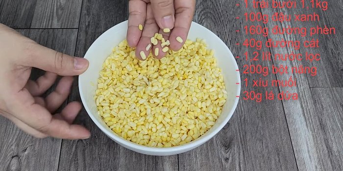 Wash and clean 100g of mung beans. Soak them in warm water for 4 hours until soft. Steam the beans for 15 minutes.