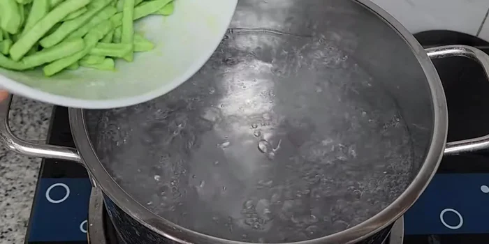 Boil the coated pomelo pulp over high heat for 4 minutes until translucent. Immediately remove and place in ice water to maintain crispiness.