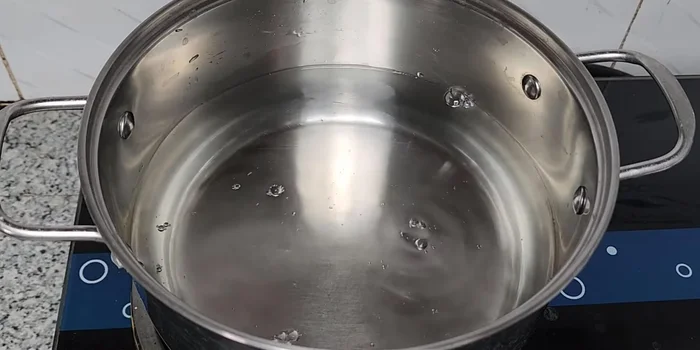 In a separate pot, combine 1 liter of water, 160g rock sugar, and a pinch of salt. Add the steamed mung beans and boiled pomelo strips. Bring to a boil.