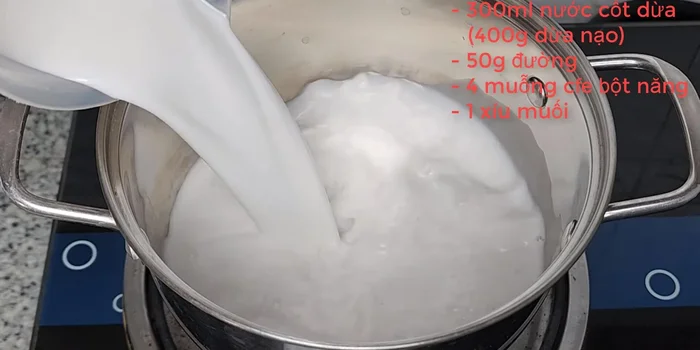 Prepare the coconut milk: Mix 300ml coconut milk, 50g sugar, a pinch of salt, and 4 tsp tapioca starch with water. Cook over low heat until thickened.
