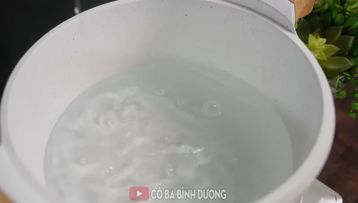Blanch the meat: Boil oxtail, beef brisket, and beef tendon in water with salt, ginger, and white wine for 3 minutes. Rinse again.