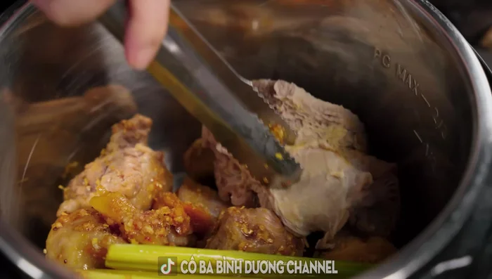 Pressure cook: Place stir-fried oxtail, beef brisket, beef tendon, carrots, radishes, ginger, and onions in a pressure cooker. Add water, salt, and rock sugar. Pressure cook for 10 minutes, then let it sit for 40 minutes to release pressure.