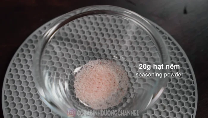 Prepare hot pot seasoning: Mix salt, chicken seasoning, fish sauce, fermented bean curd, fermented bean curd water, and MSG.